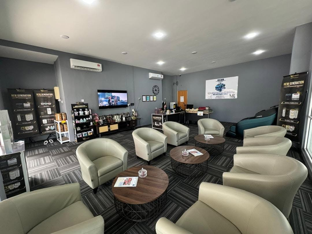 Ruang lounge Maju Jaya dengan sofa dan TV
